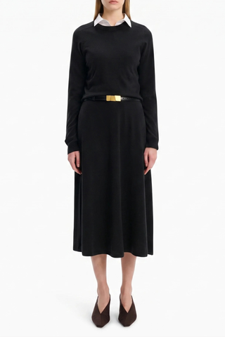front profile model wearing Elara Baby Coat Cashmere Pullover Black 100% baby goat cashmere
Knitted for an exceptionally soft, warm and breathable feel
Raglan sleeves
Contrast rib
Clean crew neck
Deep ribbed hem