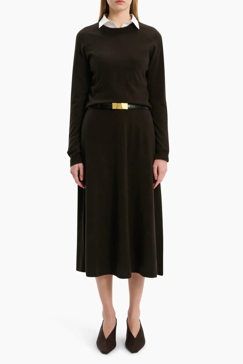 front profile model wearing  Elara Baby Coat Cashmere Pullover Brown Wood 100% baby goat cashmere
Knitted for an exceptionally soft, warm and breathable feel
Raglan sleeves
Contrast rib
Clean crew neck
Deep ribbed hem