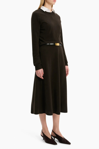 side profile model wearing  Elara Baby Coat Cashmere Pullover Brown Wood 100% baby goat cashmere
Knitted for an exceptionally soft, warm and breathable feel
Raglan sleeves
Contrast rib
Clean crew neck
Deep ribbed hem