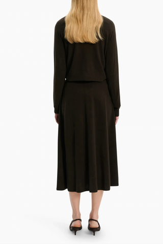 back profile model wearing  Elara Baby Coat Cashmere Pullover Brown Wood 100% baby goat cashmere
Knitted for an exceptionally soft, warm and breathable feel
Raglan sleeves
Contrast rib
Clean crew neck
Deep ribbed hem