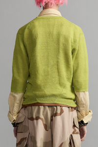 back profile model wearing 100% LINEN
V-neck
3/4 Sleeves
Ribbed cuff &amp; hem
Split hem
4 button front closure