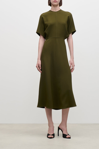 front profile model wearing Eleanor Fluid Cady Short Sleeve Dress marsh green Midi-length
Fluid cady
Draped silhouette
Midi short dolman sleeve
Round front neckline
Short sleeve
Tonal topstitching
Concealed zip
50% Viscose 47% Acetate 3% Elastane