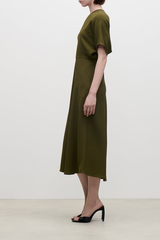 side profile model wearing Eleanor Fluid Cady Short Sleeve Dress marsh green Midi-length
Fluid cady
Draped silhouette
Midi short dolman sleeve
Round front neckline
Short sleeve
Tonal topstitching
Concealed zip
50% Viscose 47% Acetate 3% Elastane