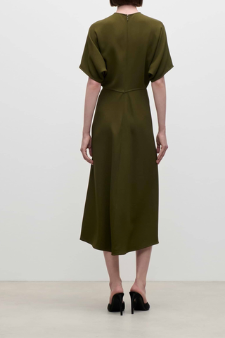 back profile model wearing Eleanor Fluid Cady Short Sleeve Dress marsh green Midi-length
Fluid cady
Draped silhouette
Midi short dolman sleeve
Round front neckline
Short sleeve
Tonal topstitching
Concealed zip
50% Viscose 47% Acetate 3% Elastane