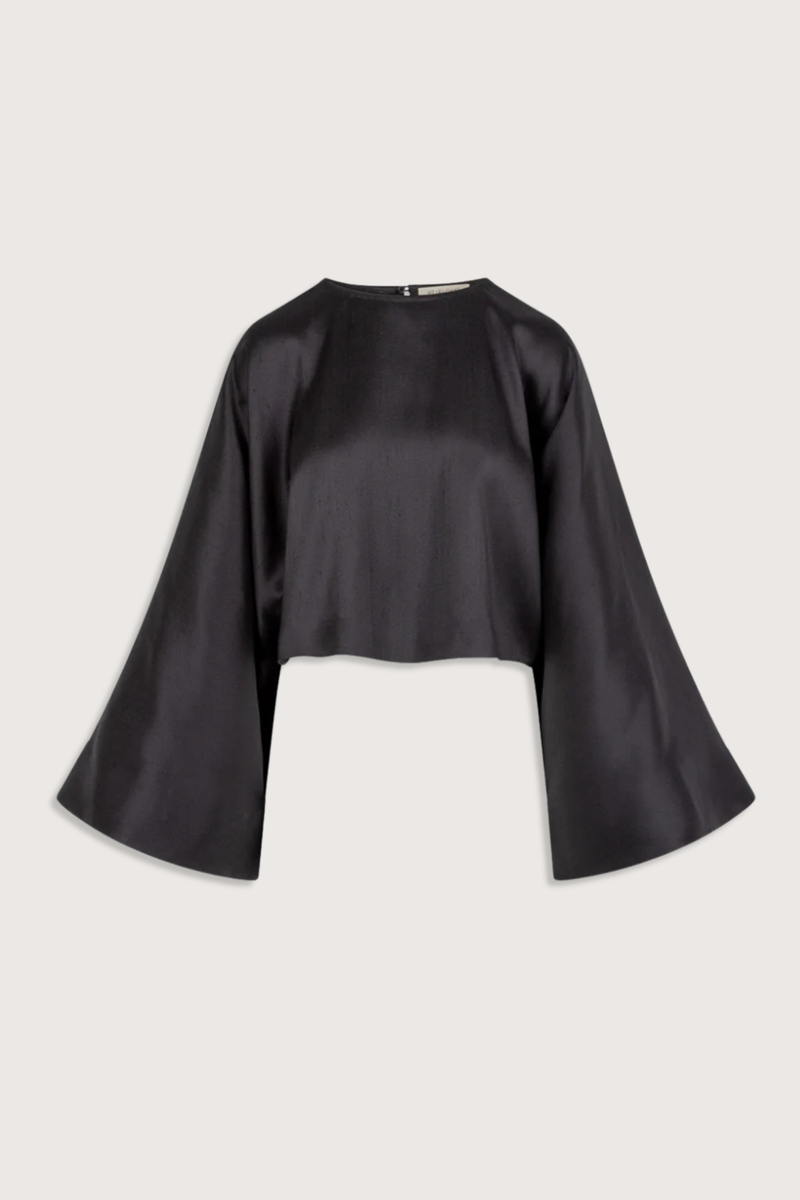 flat lay Eloisa Silk Shunting Long Sleeve Top black Long-sleeved top
Dramatic, kimono-inspired sleeves
Slightly cropped
Classic boatneck