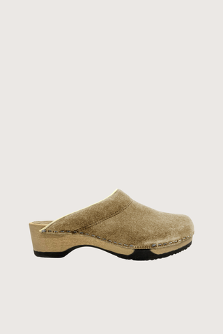 side profile Embla Clog dune beige 100% premium Italian suede upper classic clog style,
Soft collar for instep
Breathable vegan inner lining, wood and natural rubber sole