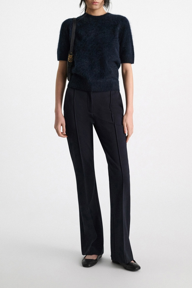 front profile model wearing Emotional Essence Pants dark navy Flared pants
Punto Milano
Pintucks on the front
Hidden top closure
Fitted through the knee
67 % Viscose, 28 % Polyamide, 5 % Elastane
Slanted side pockets
Back welt pockets
Belt loops