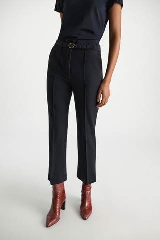 front profile model wearing Emotional Essence Pants dark navy Kick flare pants
Punto Milano
Matching belt detail with signature buckle
Piped seams
Diagonal side pockets
Back welt pockets