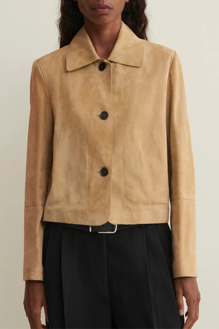 front profile model wearing Emy Goat Suede Jacket Gravel Suede button down jacket
Cropped length and detailed with horn button closure and front pockets
Fits true to size, take your normal size
Designed for a regular fit
Dropped shoulder seam