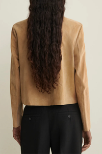 back profile model wearing Emy Goat Suede Jacket Gravel Suede button down jacket
Cropped length and detailed with horn button closure and front pockets
Fits true to size, take your normal size
Designed for a regular fit
Dropped shoulder seam