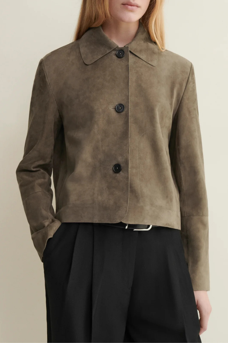 front profile model wearing Emy Goat Suede Jacket Soil Suede button down jacket
Cropped length and detailed with horn button closure and front pockets
Fits true to size, take your normal size
Designed for a regular fit
Dropped shoulder seam