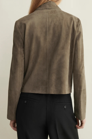 back profile model wearing Emy Goat Suede Jacket Soil Suede button down jacket
Cropped length and detailed with horn button closure and front pockets
Fits true to size, take your normal size
Designed for a regular fit
Dropped shoulder seam