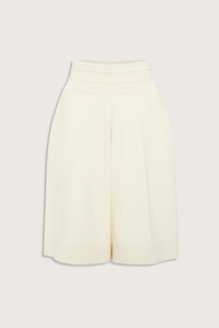 flat lay Enzo Short milk white Bermuda shorts
Compact knit
Wide, slightly flared cut
Mock-stitching effect on the front
Milano trim at the bottom