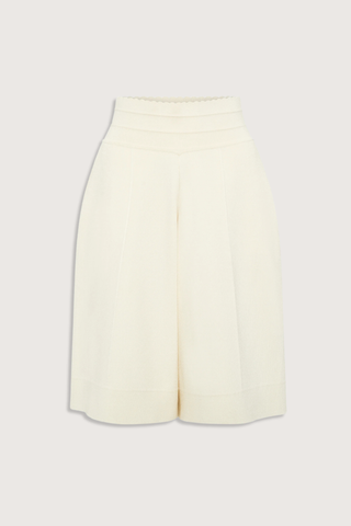 flat lay Enzo Short milk white Bermuda shorts
Compact knit
Wide, slightly flared cut
Mock-stitching effect on the front
Milano trim at the bottom