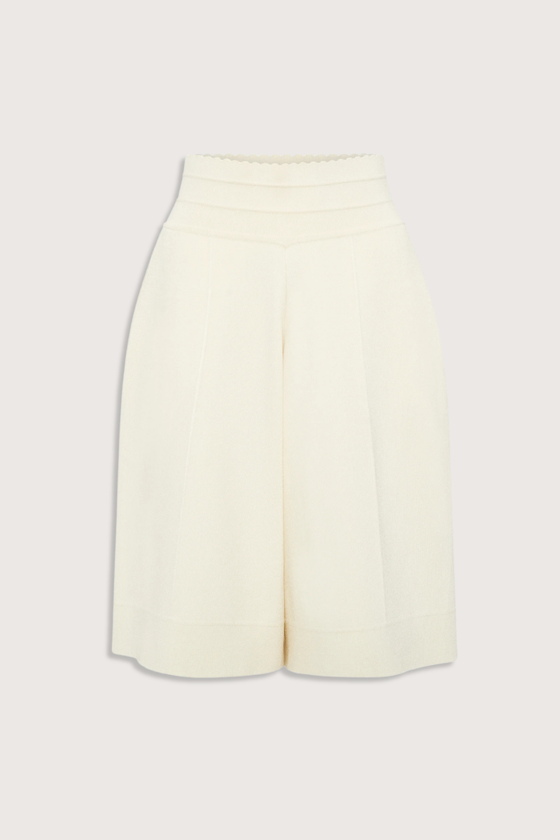 flat lay Enzo Short milk white Bermuda shorts
Compact knit
Wide, slightly flared cut
Mock-stitching effect on the front
Milano trim at the bottom