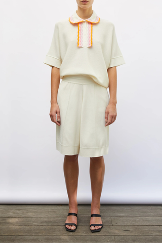 front profile model wearing Enzo Short milk white Bermuda shorts
Compact knit
Wide, slightly flared cut
Mock-stitching effect on the front
Milano trim at the bottom