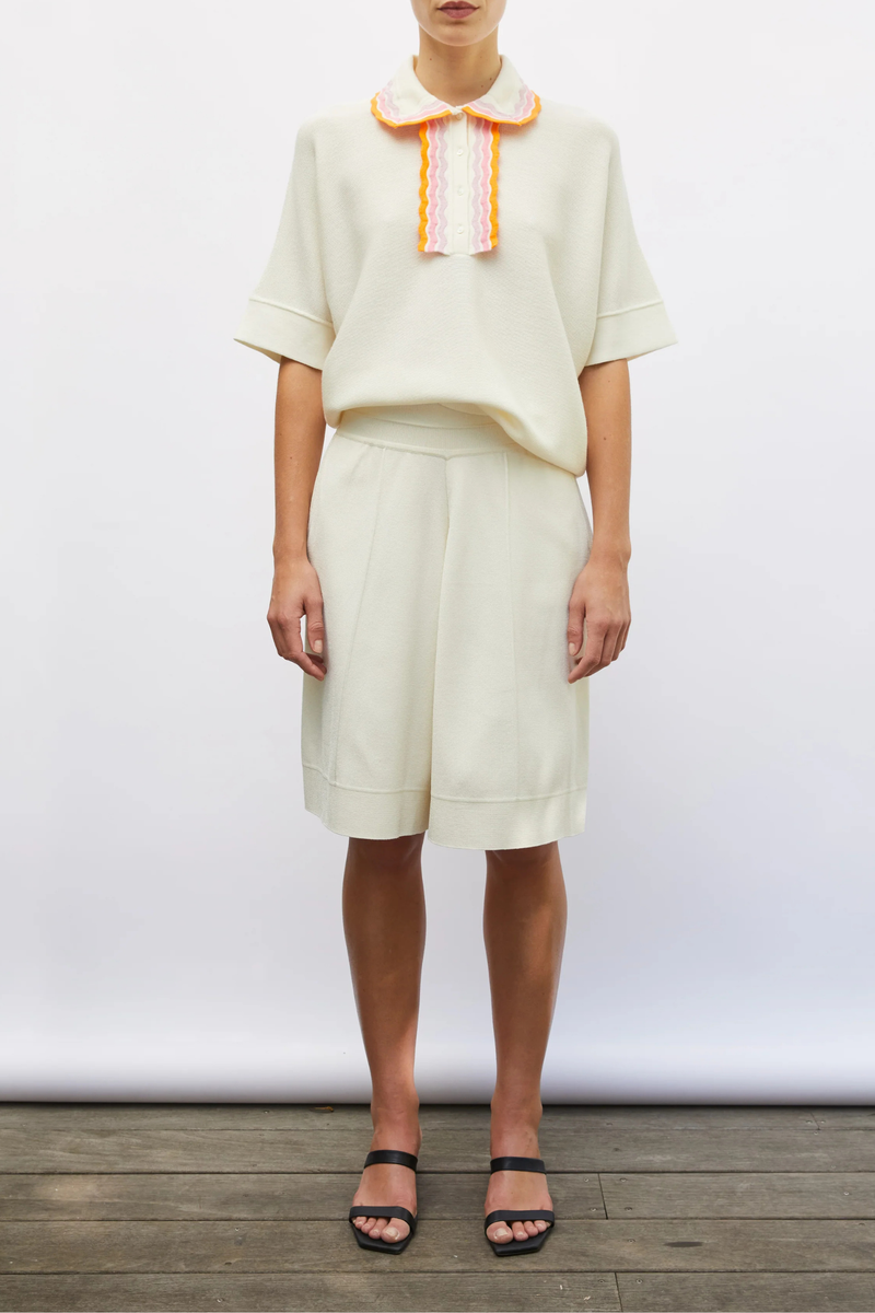 front profile model wearing Enzo Short milk white Bermuda shorts
Compact knit
Wide, slightly flared cut
Mock-stitching effect on the front
Milano trim at the bottom