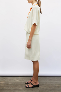 side profile model wearing Enzo Short milk white Bermuda shorts
Compact knit
Wide, slightly flared cut
Mock-stitching effect on the front
Milano trim at the bottom