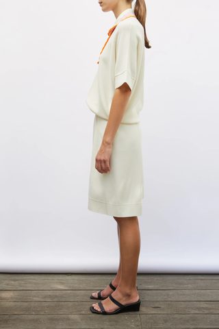 side profile model wearing Enzo Short milk white Bermuda shorts
Compact knit
Wide, slightly flared cut
Mock-stitching effect on the front
Milano trim at the bottom