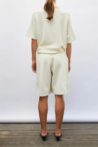 back profile model wearing Enzo Short milk white Bermuda shorts
Compact knit
Wide, slightly flared cut
Mock-stitching effect on the front
Milano trim at the bottom