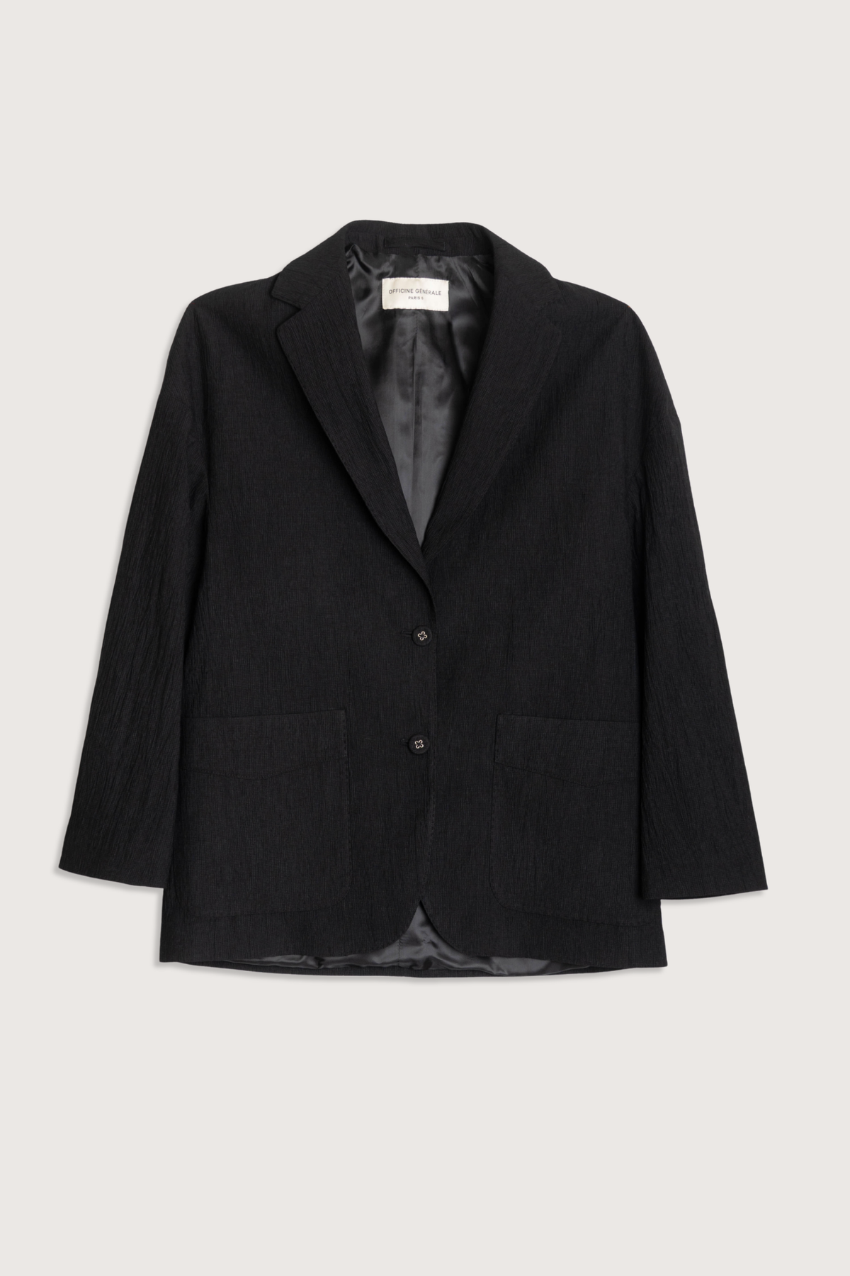 flat lay Erena Light Weight Jacket black Oversized fit
Single breasted
Two buttons
Tailored jacket
Low shoulder
Patch pockets
Four-holes fabric-covered buttons
Fully lined