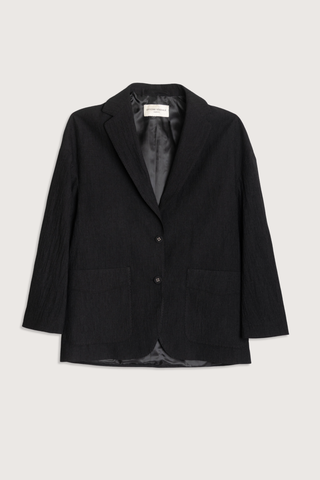 flat lay Erena Light Weight Jacket black Oversized fit
Single breasted
Two buttons
Tailored jacket
Low shoulder
Patch pockets
Four-holes fabric-covered buttons
Fully lined