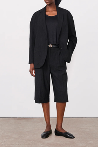 front profile model wearing Erena Light Weight Jacket black Oversized fit
Single breasted
Two buttons
Tailored jacket
Low shoulder
Patch pockets
Four-holes fabric-covered buttons
Fully lined