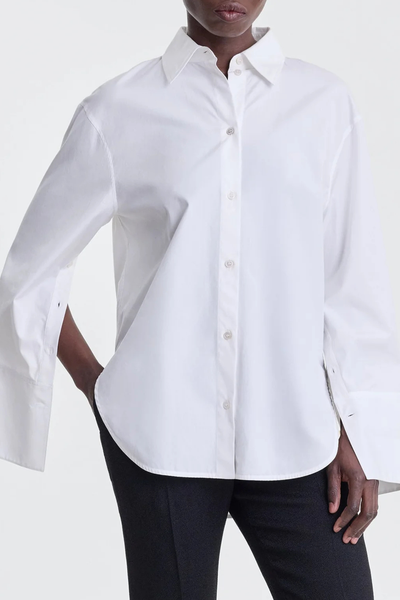 front profile model wearing Erin Slashed Boyfriend Shirt white Loose-fit shirt
Oxford cotton
Transformative button detailing
Sleeves can be unbuttoned or undone
Button front closure