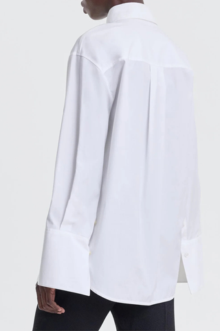 side profile model wearing Erin Slashed Boyfriend Shirt white Loose-fit shirt
Oxford cotton
Transformative button detailing
Sleeves can be unbuttoned or undone
Button front closure