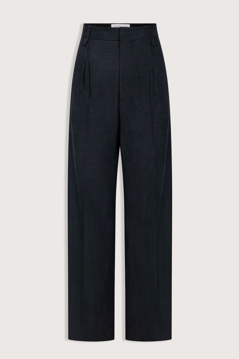 flat lay Ethel Classic Wool Pant Tailored trouser marsh green
Refined construction
Mid waist
Pleat detail at waist
Dual belt loop for a regular or slim belt allowing the trouser to be worn mid waist or as a paperbag style
Traditional tailored trouser fastening with side entry and back jet pockets
100% Virgin Wool