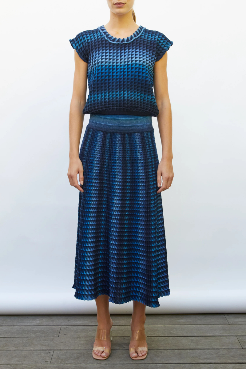 front profile model wearing Etincele Orgami Top Nuit/Denim Fine wool&nbsp;top
Ultra-modern denim effect
Delicate origami knit
Blend of extra-soft pure wool and luxurious rayon yarns
Graded texture
Round neckline