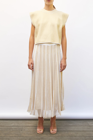 front profile model wearing Etoffe Structured Mesh Top milk yellow Finely woven honeycomb knit fabric
Double-sided jacquard pattern
Crew neck
Wide sleeves cover the shoulders
Straight cut