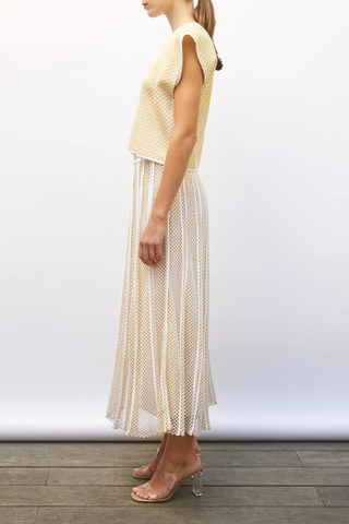 side profile model wearing Etoffe Structured Mesh Top milk yellow Finely woven honeycomb knit fabric
Double-sided jacquard pattern
Crew neck
Wide sleeves cover the shoulders
Straight cut