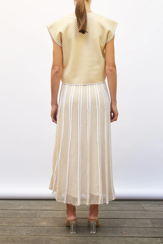 back profile model wearing Etoffe Structured Mesh Top milk yellow Finely woven honeycomb knit fabric
Double-sided jacquard pattern
Crew neck
Wide sleeves cover the shoulders
Straight cut