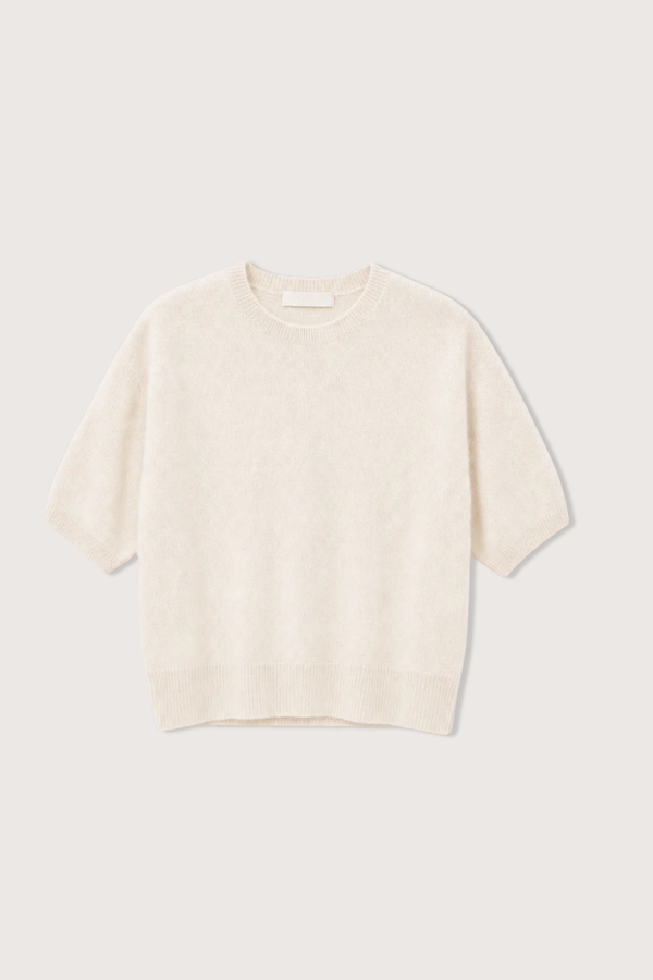 flat lay Evie Relaxed Short Sleeve Sweater Gardenia white
Cashmere knit
Relaxed body
Ribbed trim
100% Cashmere
12 Gauge, 1 Ply Cashmere Jersey Stitch