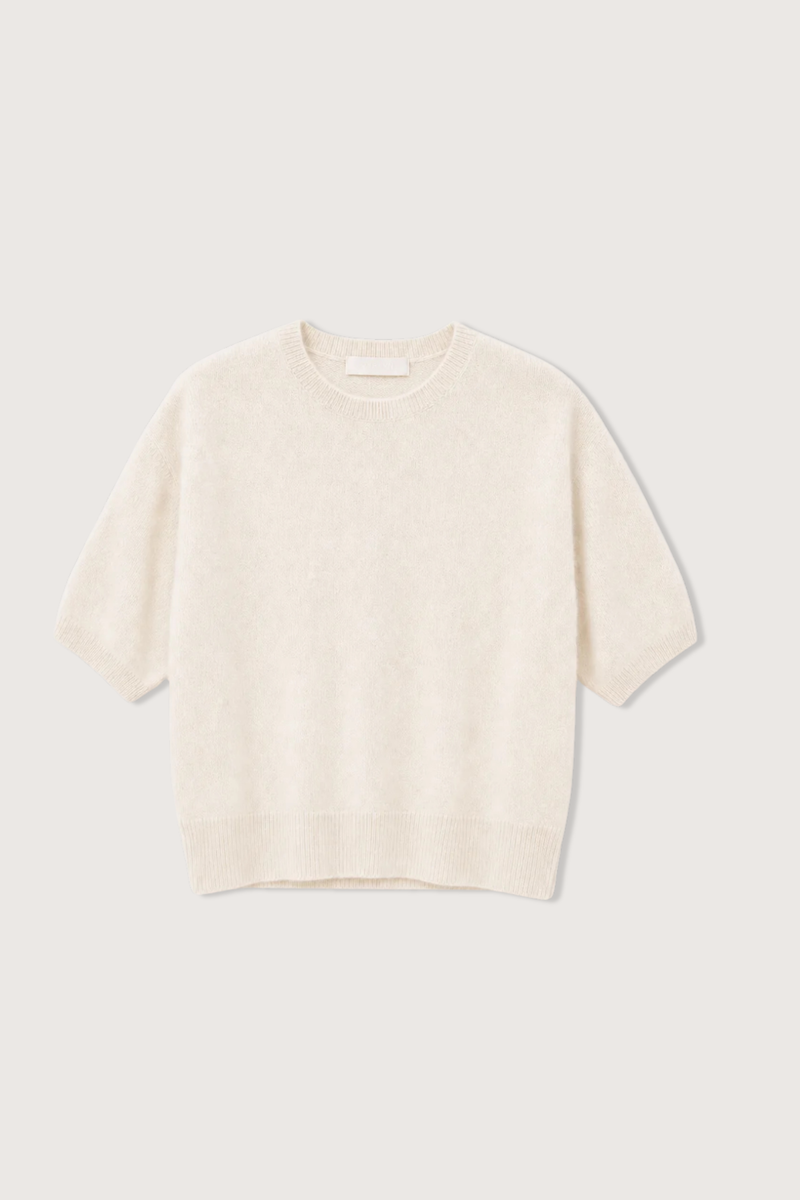 flat lay Evie Relaxed Short Sleeve Sweater Gardenia white
Cashmere knit
Relaxed body
Ribbed trim
100% Cashmere
12 Gauge, 1 Ply Cashmere Jersey Stitch