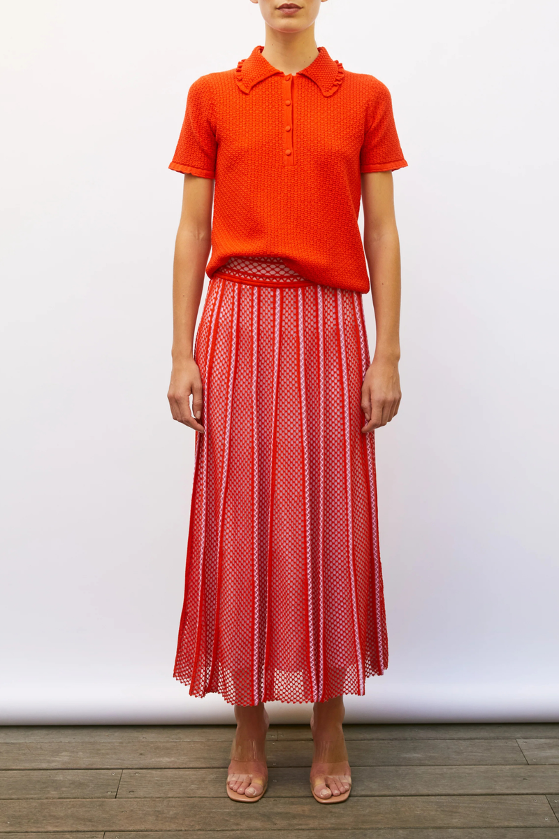 front profile model wearing Extra Textured Polo blood orange Fine, textured knit
Luxurious cotton yarn
Honeycomb-knit collar
Waffled knit
Smocked ruffled trim
Small buttons on the front