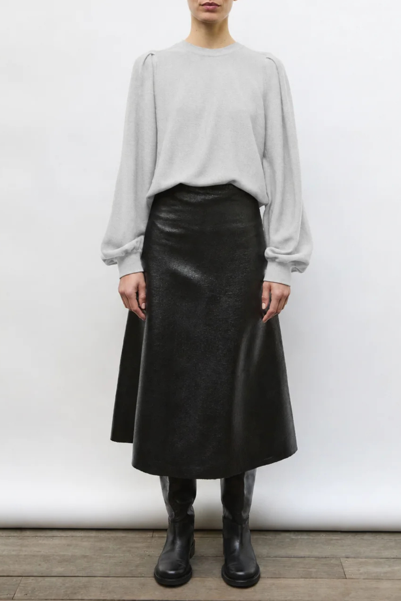 front profile model wearing Fab Midi Skirt Shiny New Wool deep black Long skirt
Milano knit reworked in a “leather” effect
Girdling waistband is hidden inside
Slightly flared silhouette
Back zipper
100% pure extra-fine virgin wool