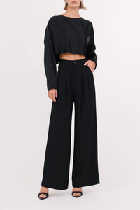 front profile model wearing Fabi Pant Black Tailored fit
High waisted
Double pleated
