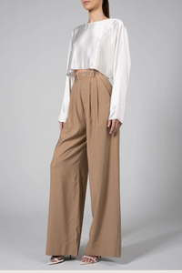 side profile model wearing Fabi Pant Camel Tailored fit 
High waisted
Double pleated