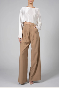 front profile model wearing Fabi Pant Camel Tailored fit 
High waisted
Double pleated