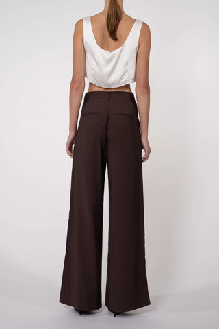back profile model wearing Fabi Pant Chocolate high rise pleated wide leg 