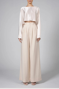 front profile model wearing Fabi Pant Oat Tailored fit
High waisted
Double pleated