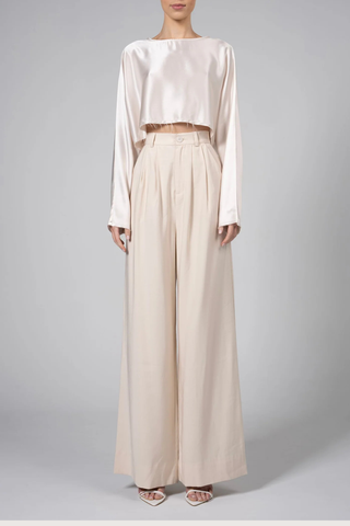 front profile model wearing Fabi Pant Oat Tailored fit
High waisted
Double pleated