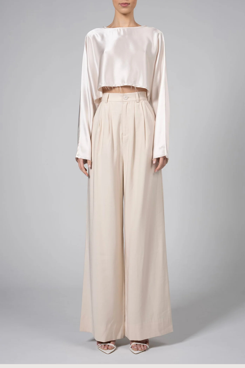front profile model wearing Fabi Pant Oat Tailored fit
High waisted
Double pleated