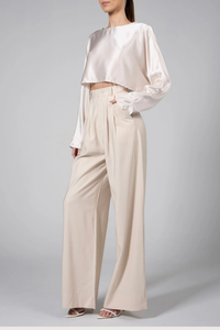 side profile model wearing Fabi Pant Oat Tailored fit
High waisted
Double pleated
