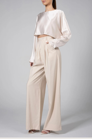 side profile model wearing Fabi Pant Oat Tailored fit
High waisted
Double pleated