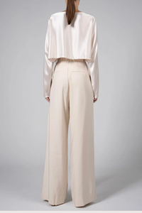 back profile model wearing Fabi Pant Oat Tailored fit
High waisted
Double pleated