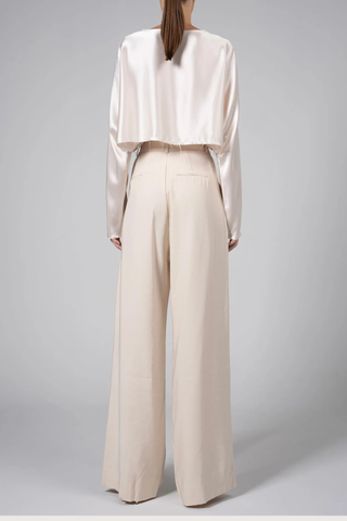 back profile model wearing Fabi Pant Oat Tailored fit
High waisted
Double pleated
