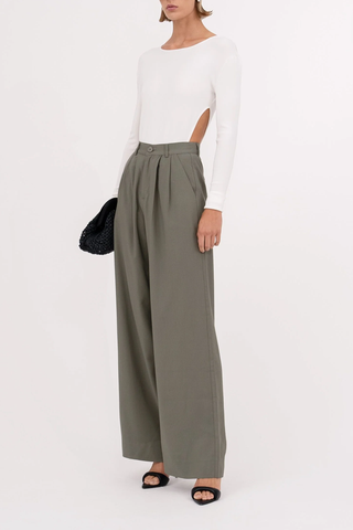 side profile model wearing Fabi Pant Olive high rise pleated wide leg